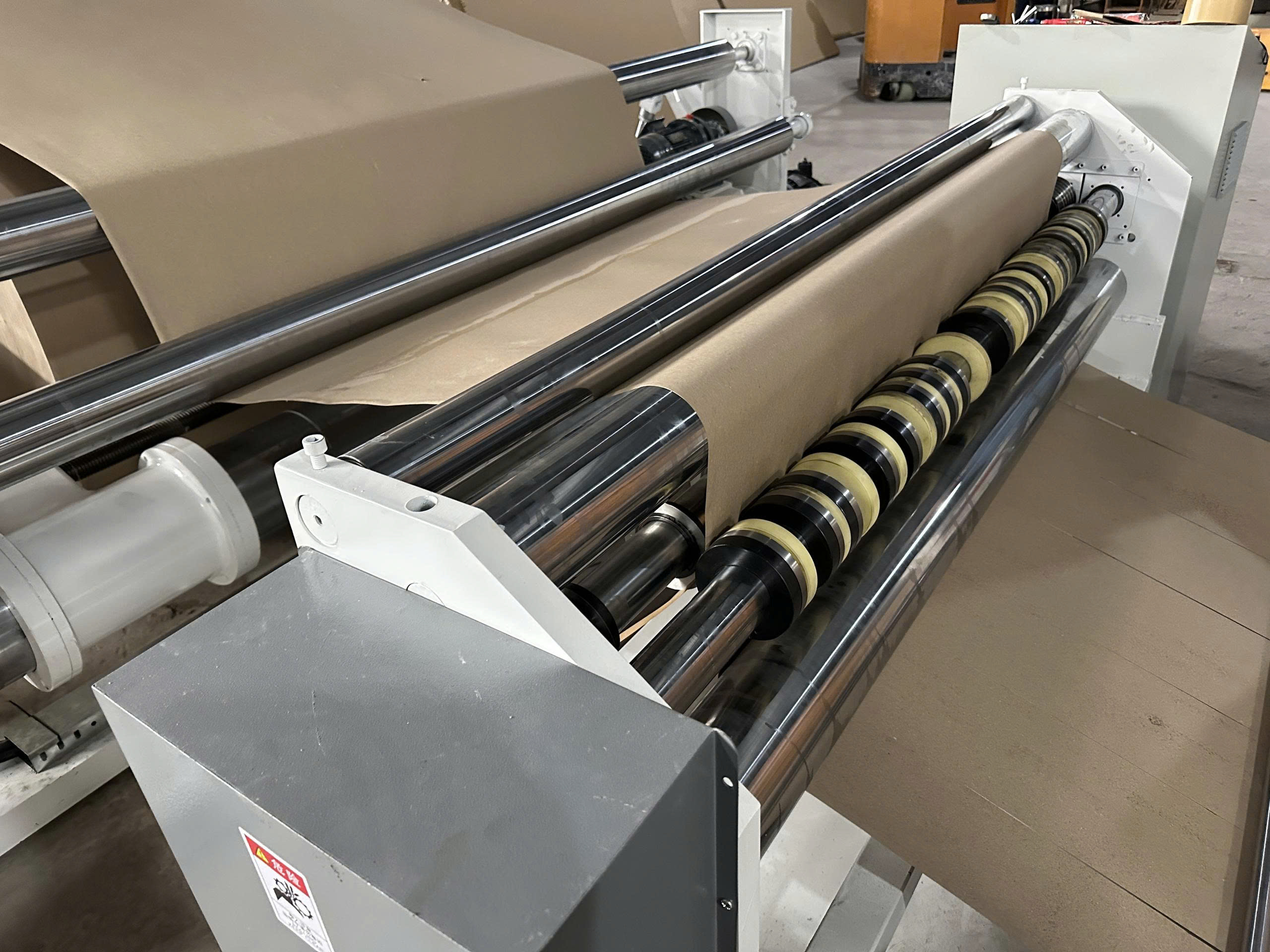 Giấy tổ ong cấu trúc hexagon giúp phân tán lực va đập hiệu quả hơn foam PE trong vận chuyển hàng điện tử. Giải pháp packaging xanh chịu nén tốt, giảm hư hỏng và tối ưu chi phí logistics xuất khẩu.